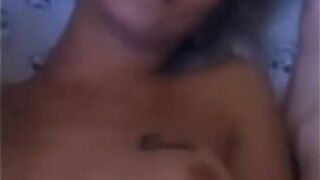 Горячая подруга в постели - порно видео