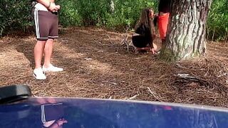 Настоящая жена-любительница получает камшот на лицо незнакомца в общественно опасном месте (смотрит куколд-мальчик) - порно видео