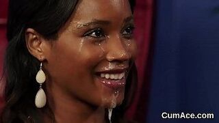 Непослушный секс-котенок получает порцию спермы на ее лицо, сосет всю сперму - порно видео