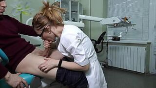 Женщина-врач в очках схватила пациента за член и стала жадно делать ему хардкорный минет - порно видео