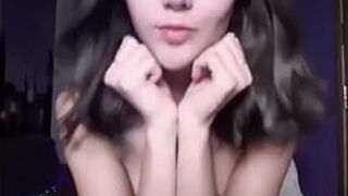 Очаровательная девушка перед вебкамерой - порно видео