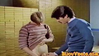Коп присоединяется к гей-вечеринке в ретро видео, которая включает грубое проникновение - порно видео