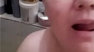 Зрелая мастурбирует - порно видео