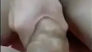 Молоденькая маслянистая ебля с молодым человеком с большим членом, как у нони, чуть не сорванным с ее киски. - порно видео