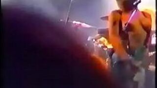 Кортни Лав топлес на сцене - порно видео