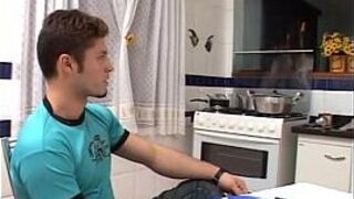 Феликс Линс готовит и трахается с Дэниелом Стоуном р. Бесплатное гей порно видео, клипы с фильмами - порно видео