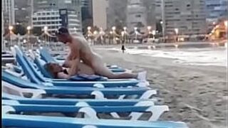Он ворвался в новенькую на пляже - порно видео