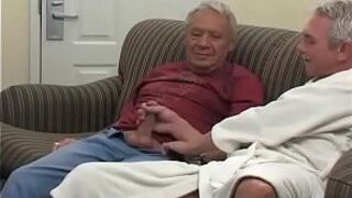 Дедушка трахает старшую подругу - порно видео