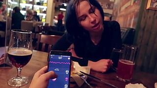 Я взял под свой контроль вибратор моей сводной сестры в баре и довел ее до оргазма. - порно видео