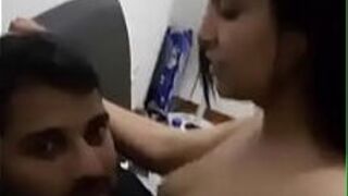 Возбужденная девушка жестко лижет сиськи - порно видео