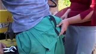 Бабушка принимает молодой хуй на улице - порно видео