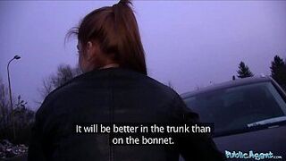 Публичный агент Невинно выглядящую рыжую девушку трахнули через капот машины - порно видео